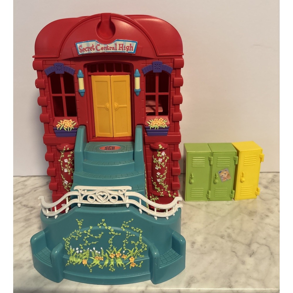 Hasbro Secret Central High School Class of 05 Playset With 3 Lockers.‎ No Dolls